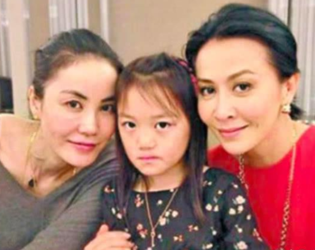 李嫣被问：怎么看王菲和谢霆锋的关系？她的回