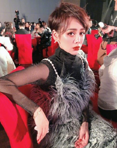 《乘风破浪》练习室曝光，姐姐们抗议穿制服，