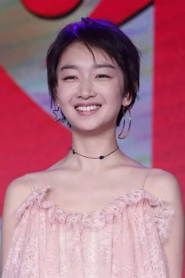 51岁杨钰莹穿牛仔套装亮相，上短下长显高挑，裤