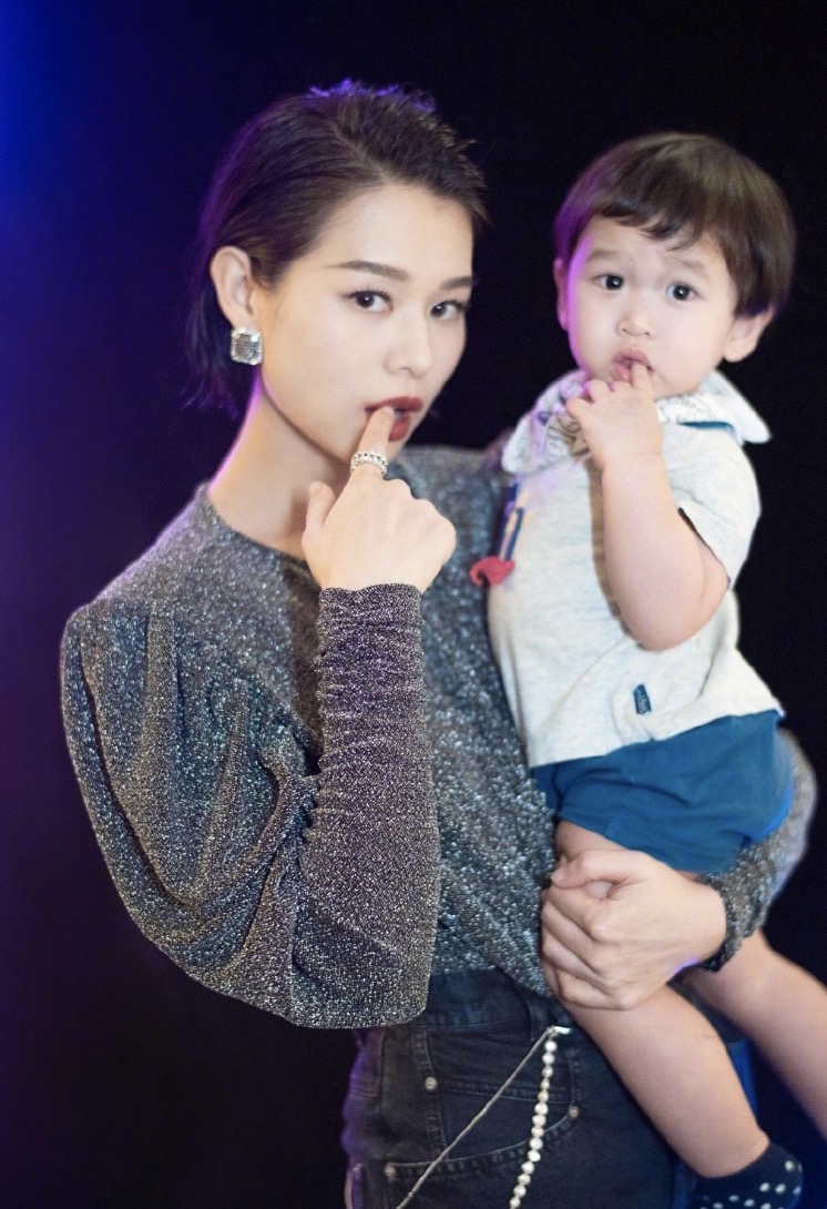 胡杏儿两个儿子视频聊天，同款笑容超治愈，五官相似像在照镜子