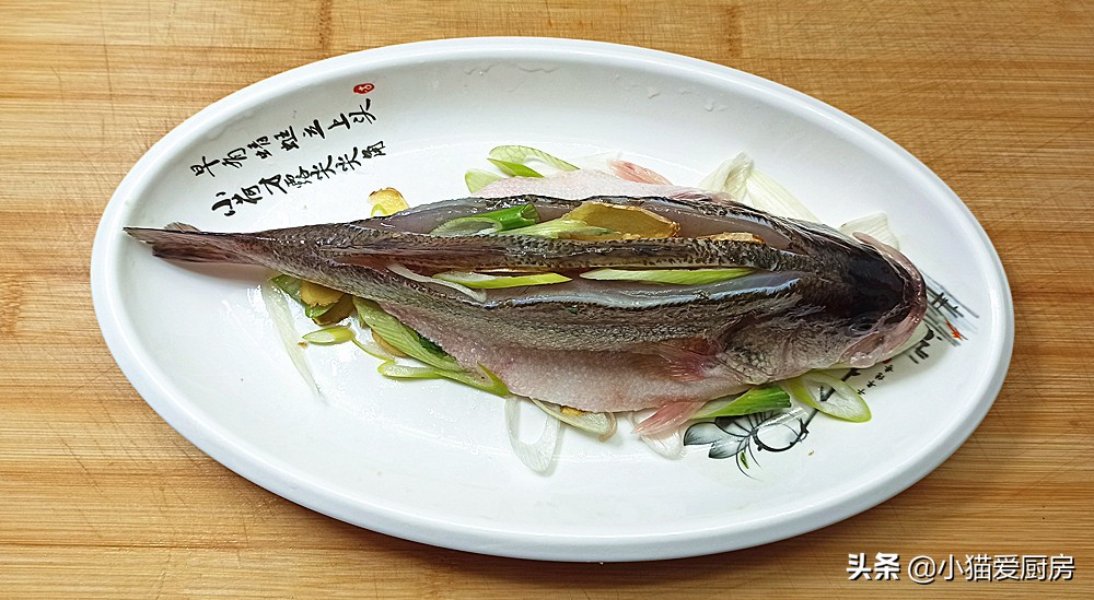 图片[8]-清蒸鲈鱼就爱这种做法 又快又简单 鱼肉鲜嫩细腻 年夜饭做来吃-起舞食谱网