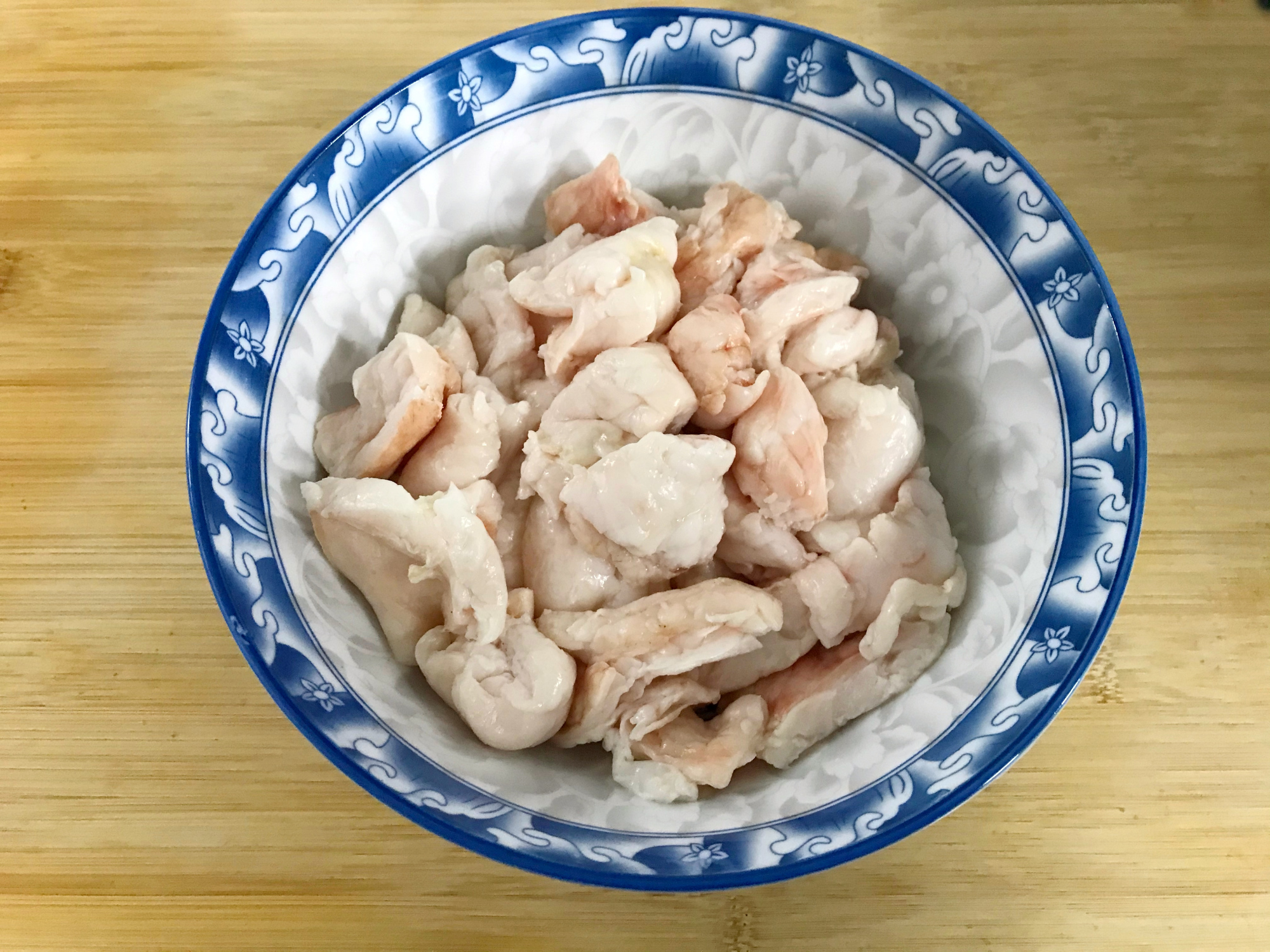 猪油熬制有窍门，下锅前多加一步，猪油雪白香浓无腥味，久放不坏