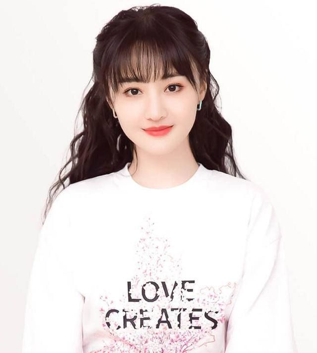 郑爽真适合微胖身材，多肉脸饱满甜美，少女装