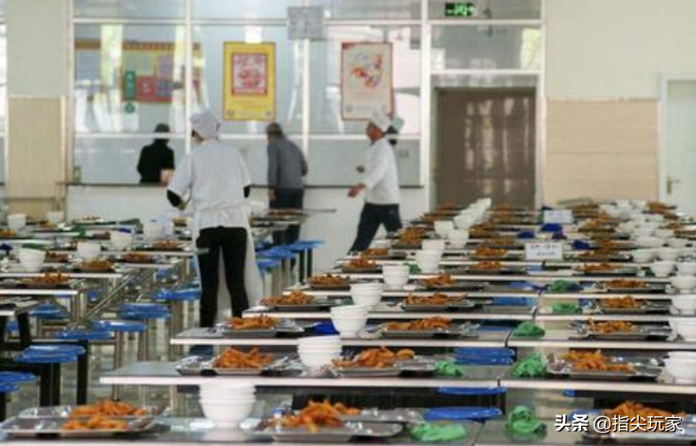 为何学校把菜倒掉，也不愿给学生多打，食堂阿姨说出“猫腻”