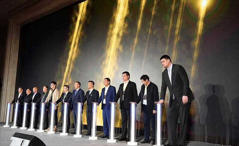 姚明攜女兒外出，他身高突兀10歲女兒身高超1米7，側臉太像爸爸