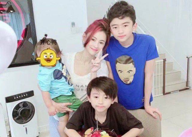 张柏芝独自带仨儿子现身机场，幼子正面曝光，颜值超高惊艳网友