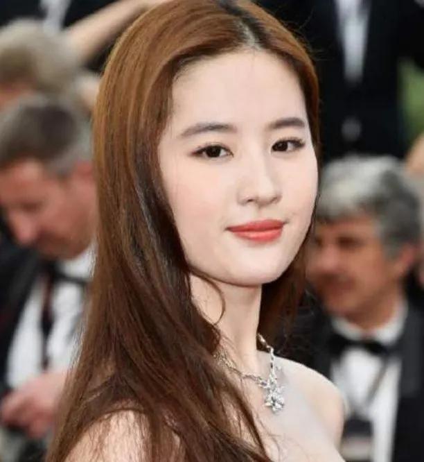 Liu Yifei new the title page of a thread-bound book challenges modelling of powdery golden hair, be not admitted to go out by ridicule become common, 