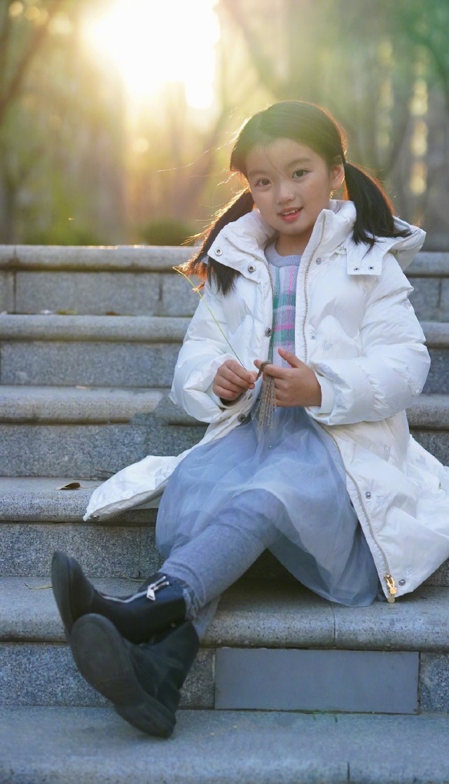 阿拉蕾近照，小胖妞出落成大姑娘了，长高变美越来越有明星范儿了