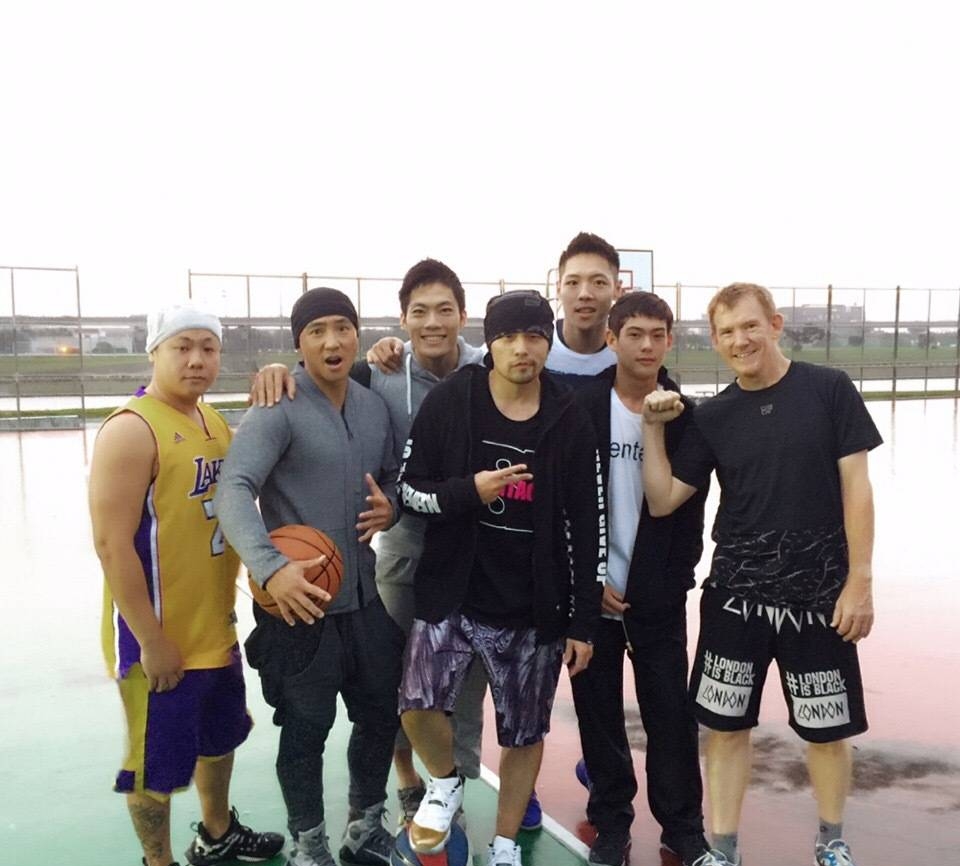 周杰倫曬照為岳父慶生，不叫“爸爸”叫名字，翁婿相處方式像兄弟