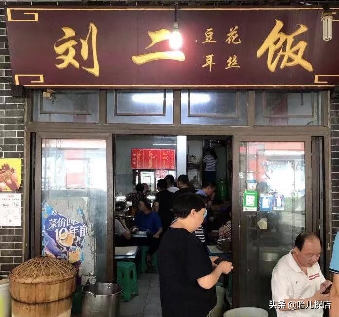 重庆著名的“棒棒饭”，2元起步10元封顶，人均20元吃到人仰马翻