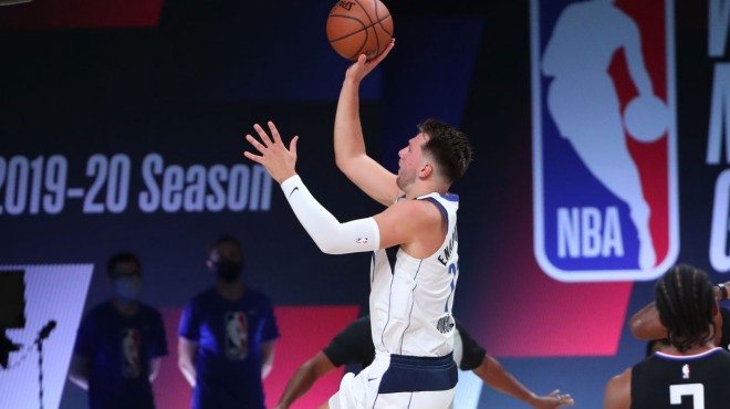 【影片】他才21歲啊！東契奇深陷犯規麻煩，主動跟教練說：我沒問題，繼續讓我在場上！-黑特籃球-NBA新聞影音圖片分享社區