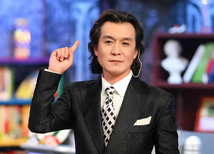 在美国做完最后一次化疗后，李咏握着妻子的手