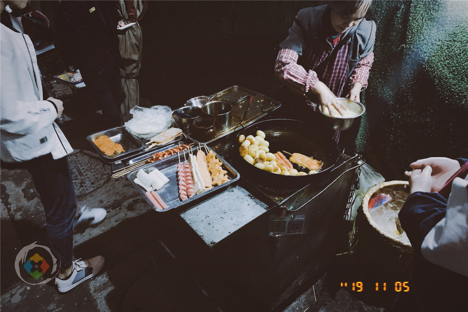 重庆地摊卖什么能火？美食小吃是标配，但生活用品最赚钱