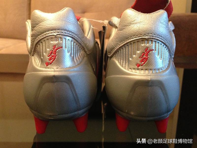 贝克汉姆当年多大腕，专属圆月弯刀logo，齐达内劳尔成其左右护法