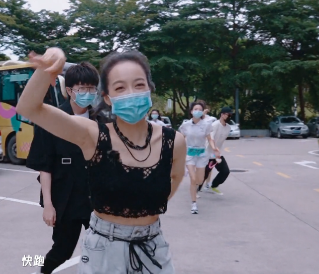 创3快闪路演，离开华美舞台，王艺瑾自带美颜，张艺凡败给路人