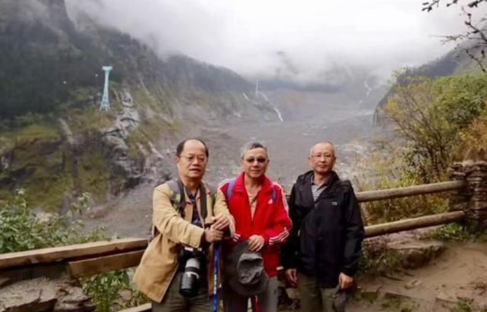 与李白辛弃疾比肩，四个老年人西行三万里的不