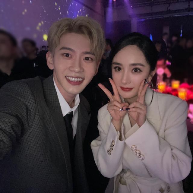 网友破案：跟何炅牵手的神秘男子，疑似比他小22岁的男星费启鸣
