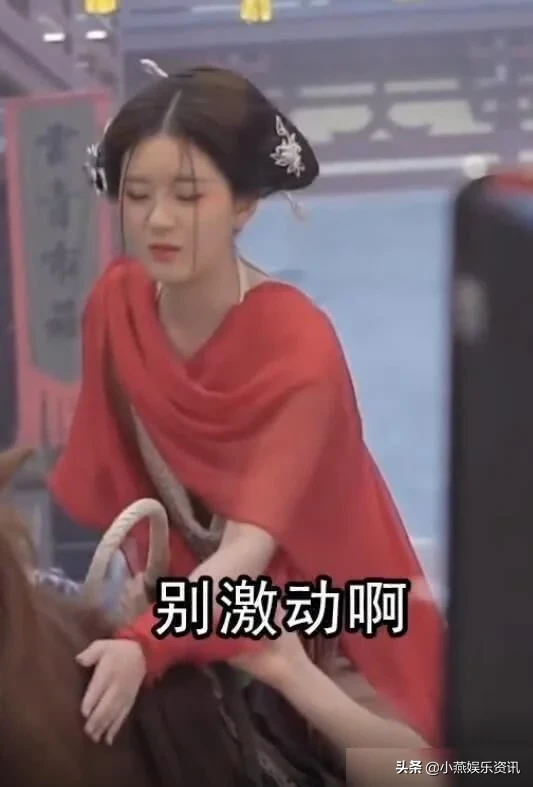 赵露思拍戏，不小心惊到马，谁注意她的反应？