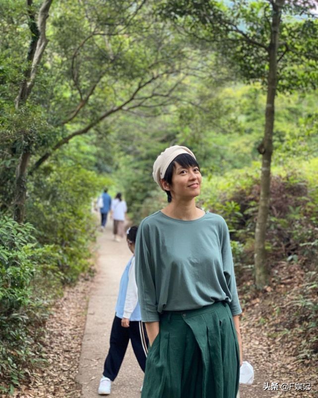 梁詠琪一家人陪媽媽郊遊提前慶祝母親節一身裝扮減齡顯年輕