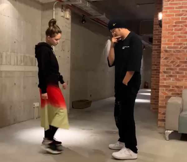 周杰伦掌镜为妻子、岳父拍美照，昆凌露小蛮腰好身材抢镜十足