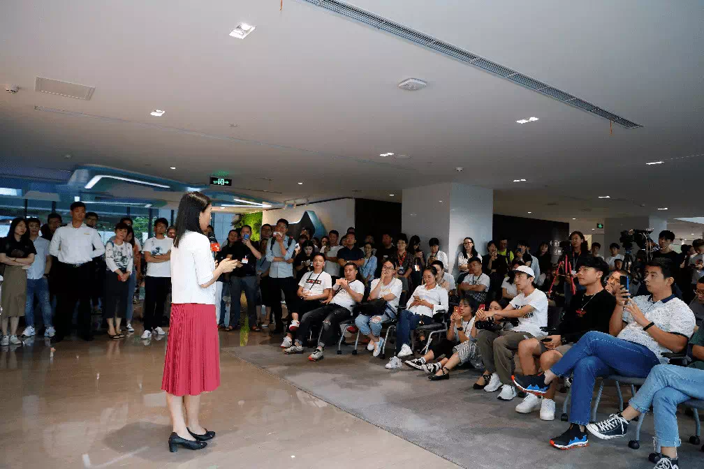 她农村出生，从月薪500元的打工妹，逆袭成阿里合伙人，凭啥？