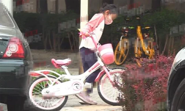 7岁甜馨相当独立，街头骑单车又美又飒，使劲抬