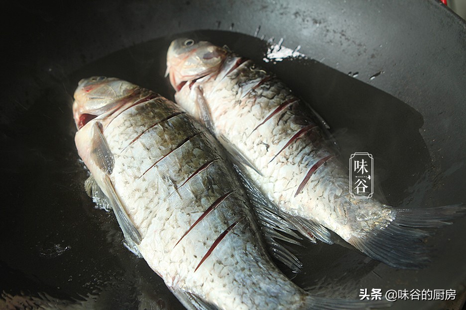 無論燉什麼魚，牢記住這2點，煮出的魚湯又濃又白，還沒腥味