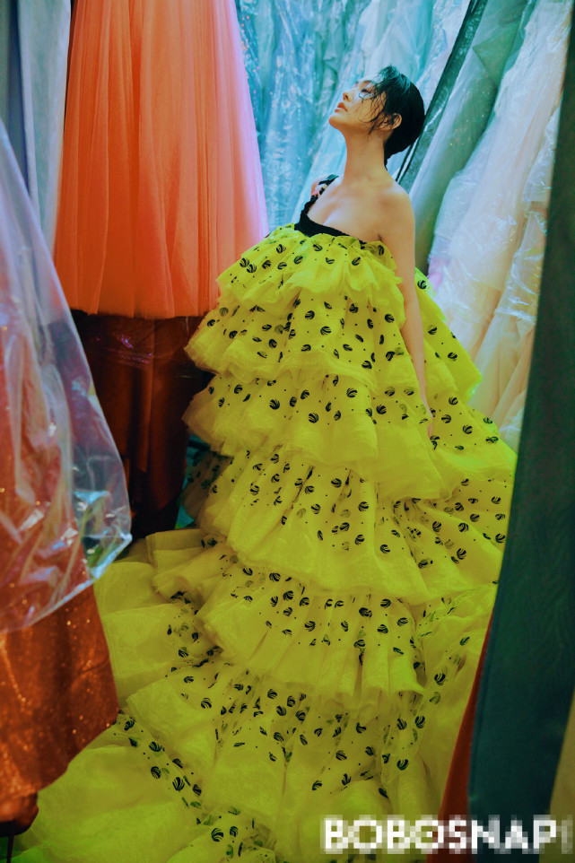 小S微醺湿发大片，傲娇自诩“时尚偶像”，一脸国际范更胜女儿