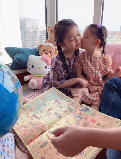阿拉蕾与妹妹拍大片，近照又黑又瘦全程一个表情，不如妹妹有灵气