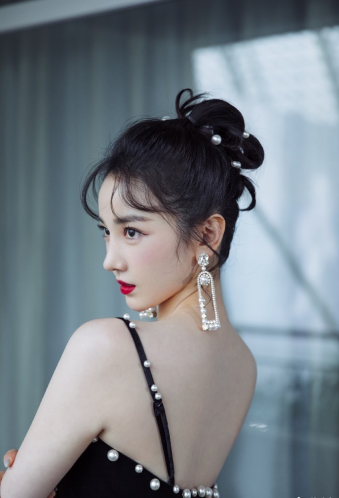 32岁陈小纭，皮肤白皙身材有料，这位美人着实魅力无穷！