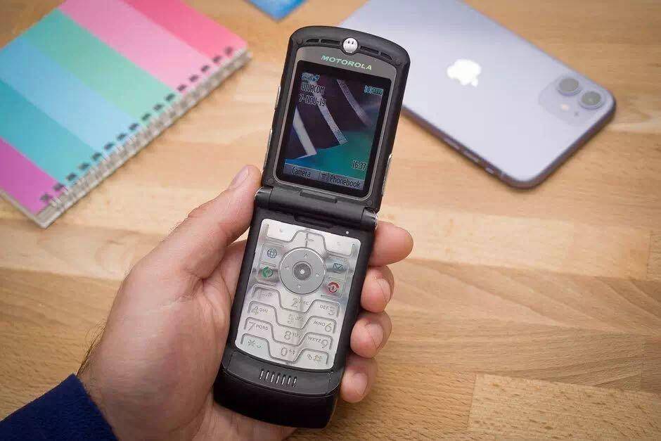 以前被iPhone灭掉的摩托罗拉手机 展示了新利刃 又杀了回家