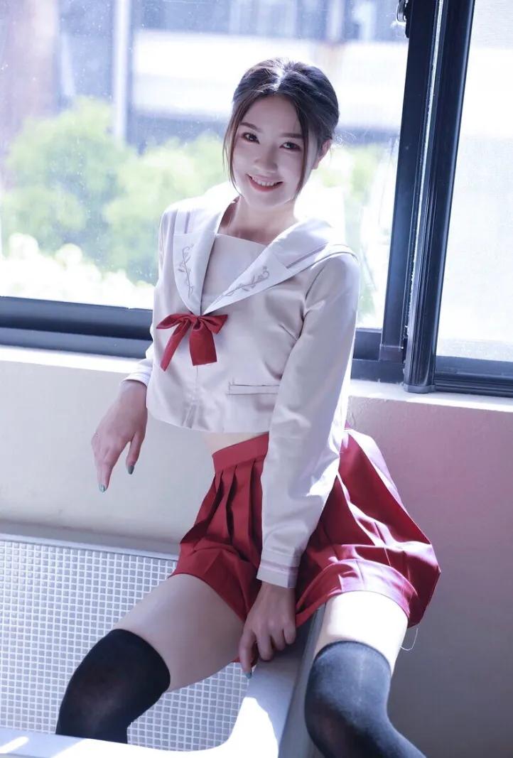 甜美迷人的美少女 清纯制服写真 Mp头条