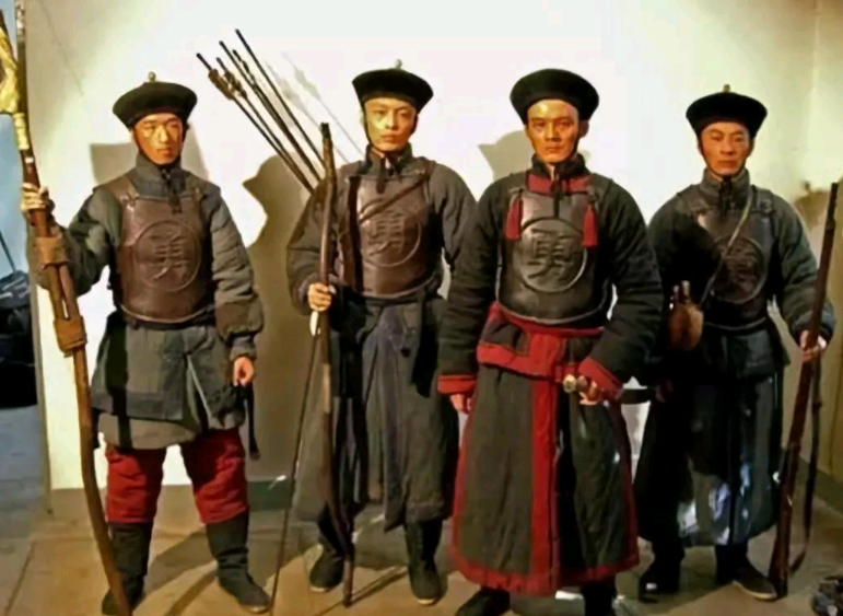清朝士兵衣服上的“兵”和“勇”，虽一字之差，但地位却天壤之别