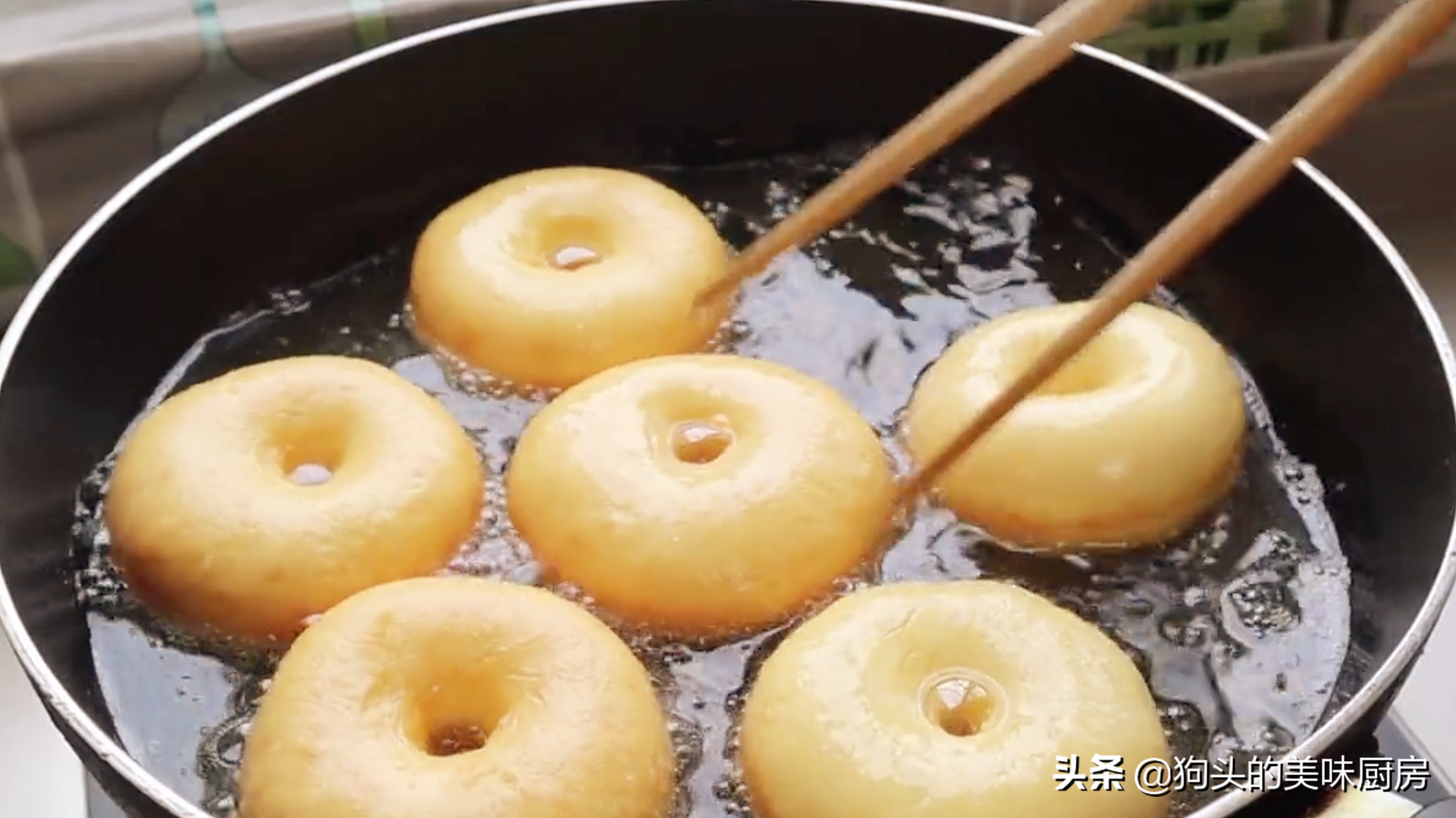 一碗麵粉，3個雞蛋，手指一戳一轉，香甜鬆軟，比買的麵包還好吃