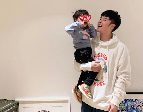 陈赫4岁女儿正脸罕曝光，脸蛋肉乎小眼睛像爸，