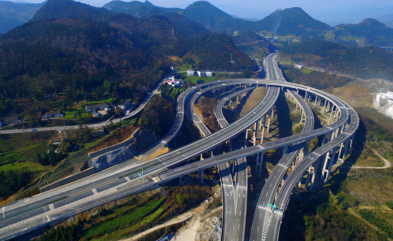 每年收费5900亿，却还亏损得十分多，高速公路收的钱都去哪里了？
