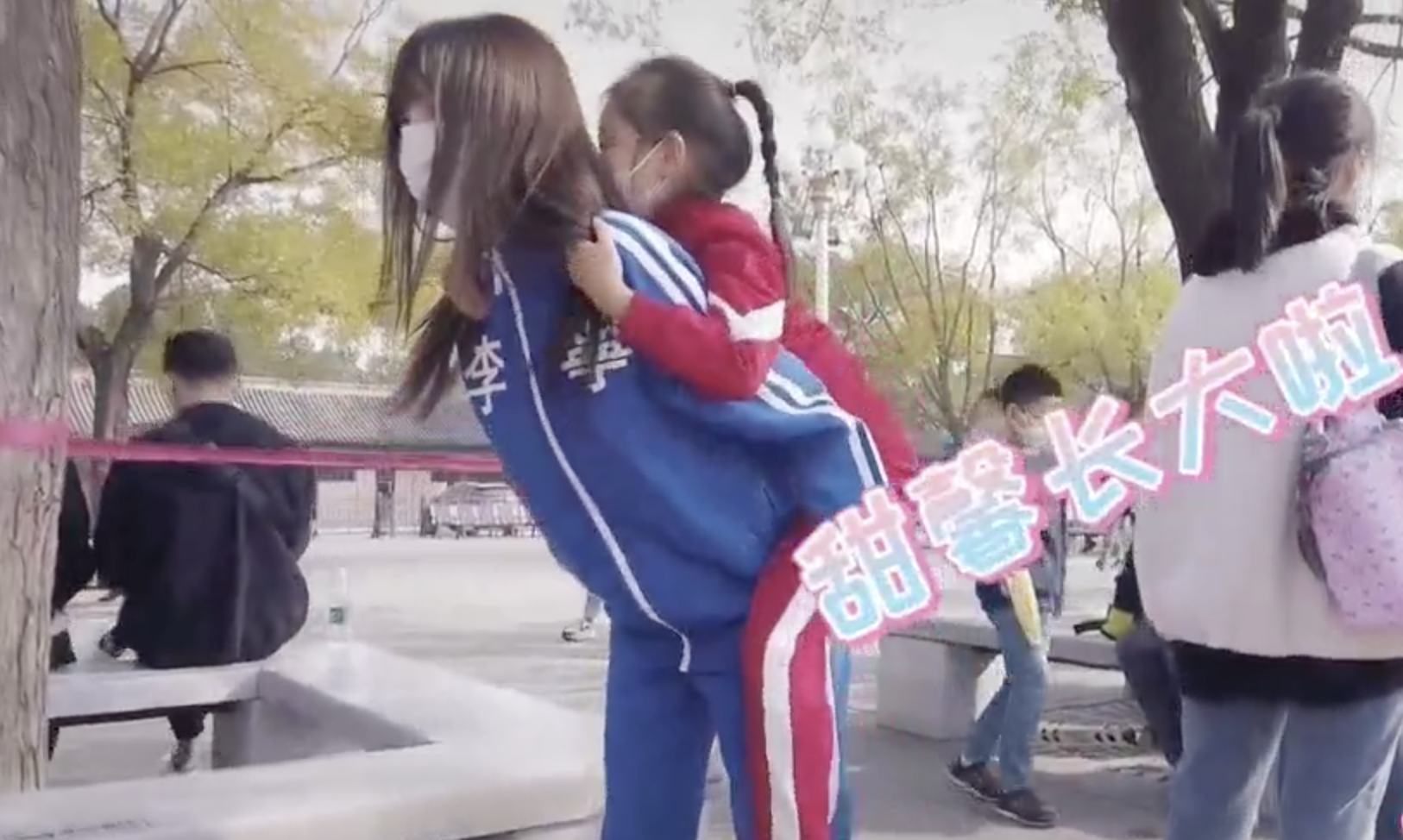 李小璐帶女兒遊故宮，甜馨輕鬆翻跟頭，被媽媽背在背上互動溫馨