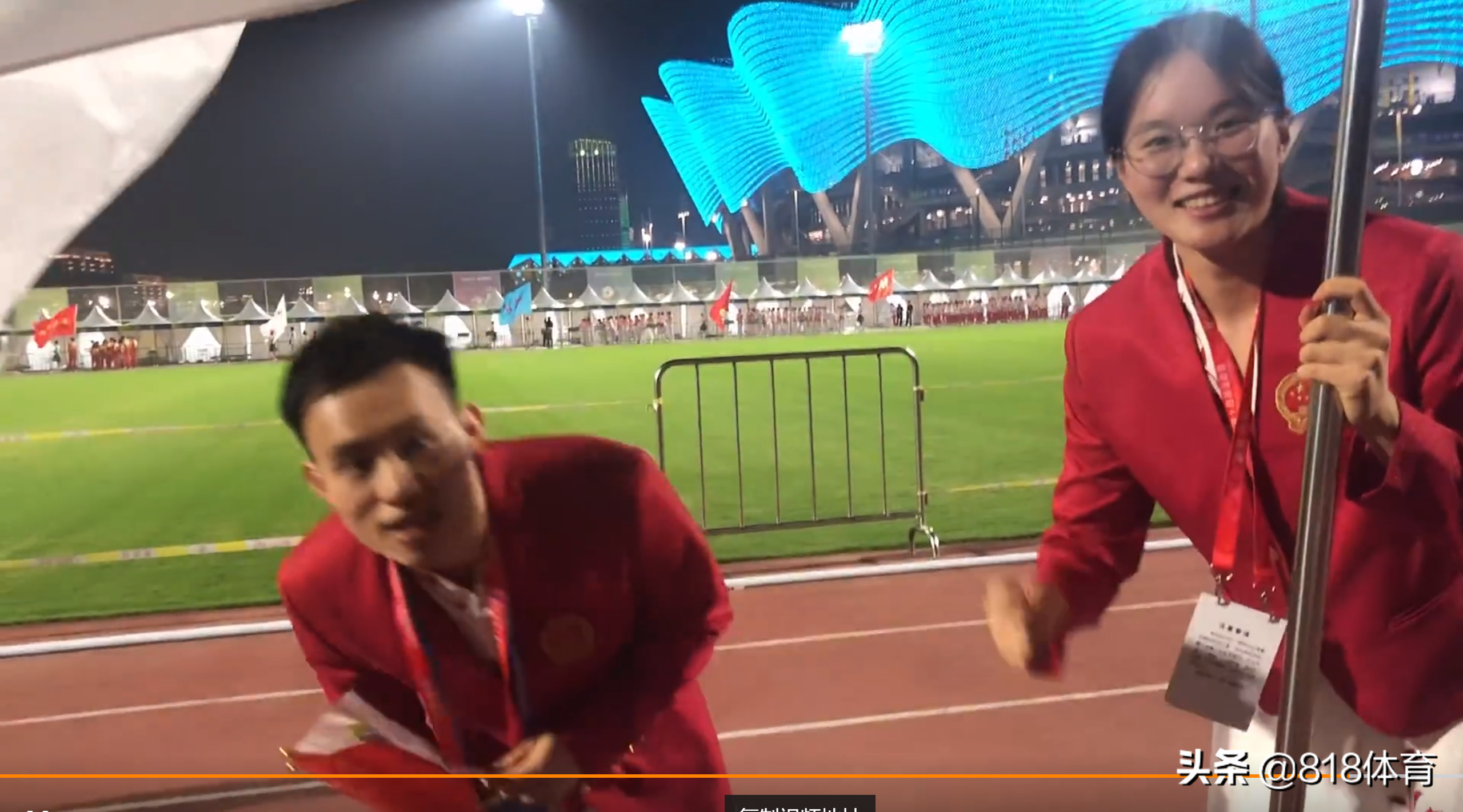 可爱!全红婵开幕式怼脸拍谢思埸,谢哥模仿何教练黑脸质问:为什么?