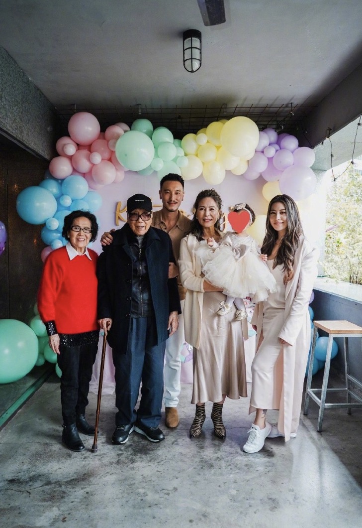 王阳明晒照为1岁女儿庆生，透露孩子大名，担心她将来被男生追求