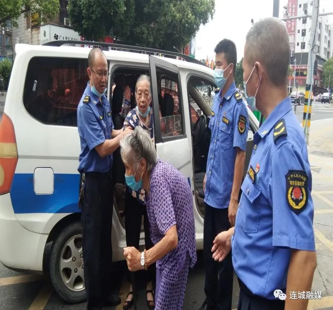 「我为群众办实事」连城县城管局：主动服务群众 助力社区疫苗接种工作