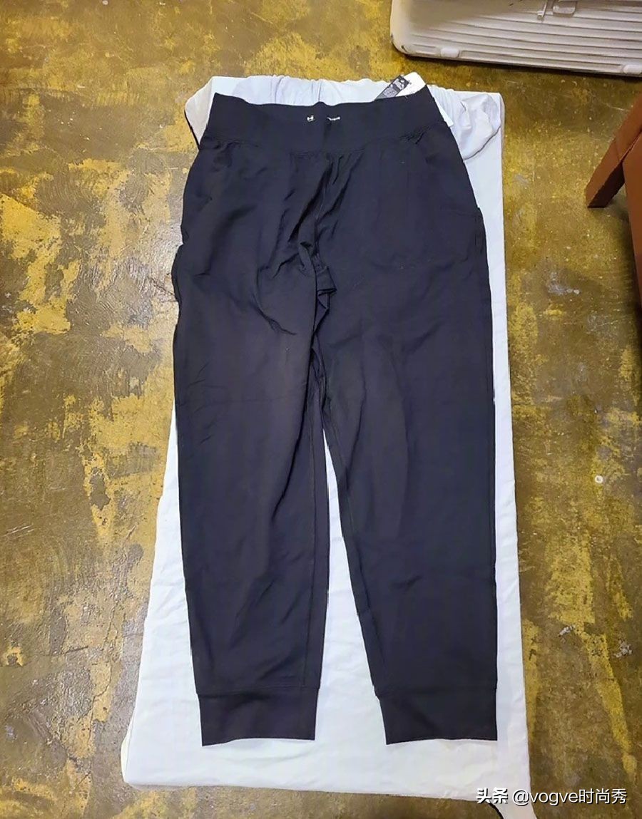 郑爽太有商业头脑了，刚参加完马拉松的衣服，转手就挂二手市场