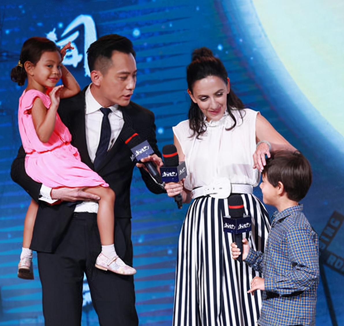 Liu Ye's family of four are in the same frame, and their foreign wife is very affectionate, and the mixed-race children's looks are against the sky