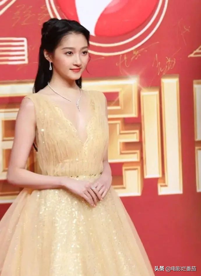 最强红毯，江疏影熟味逼人，关晓彤总算穿对，