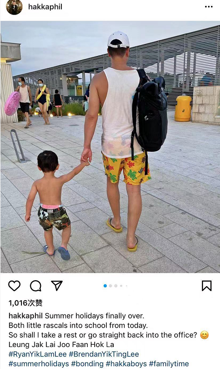 胡杏儿老公晒儿子游泳照，告别暑假带娃生活，奕霆奕霖颜值差异大