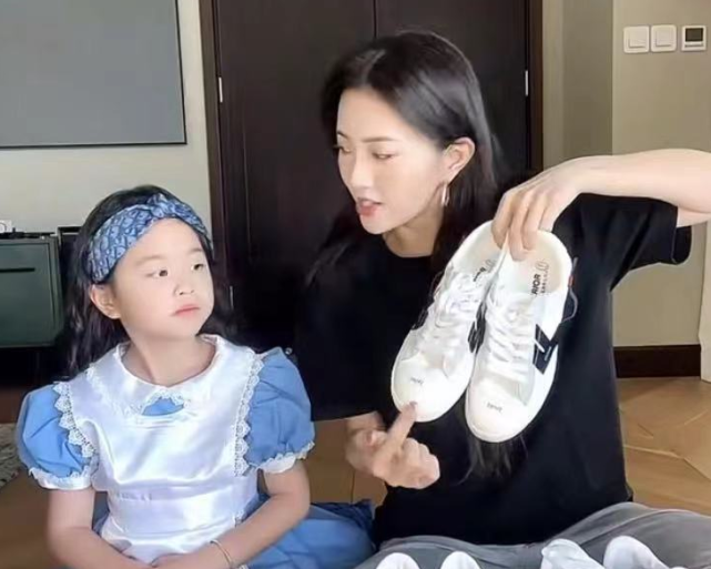 包文婧攜女兒錄視頻，餃子變媽媽小姐妹幫打下手，文靜優雅超淑女