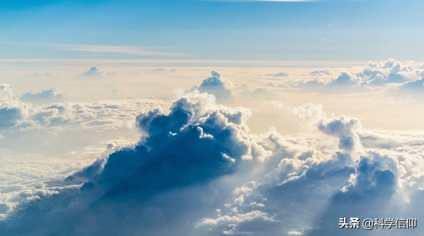 雲朵能夠飄浮在天空中是因為輕嗎？並不是，它比坦克重得多