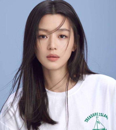 40岁全智贤近照曝光！休闲服穿出高级感，状态绝