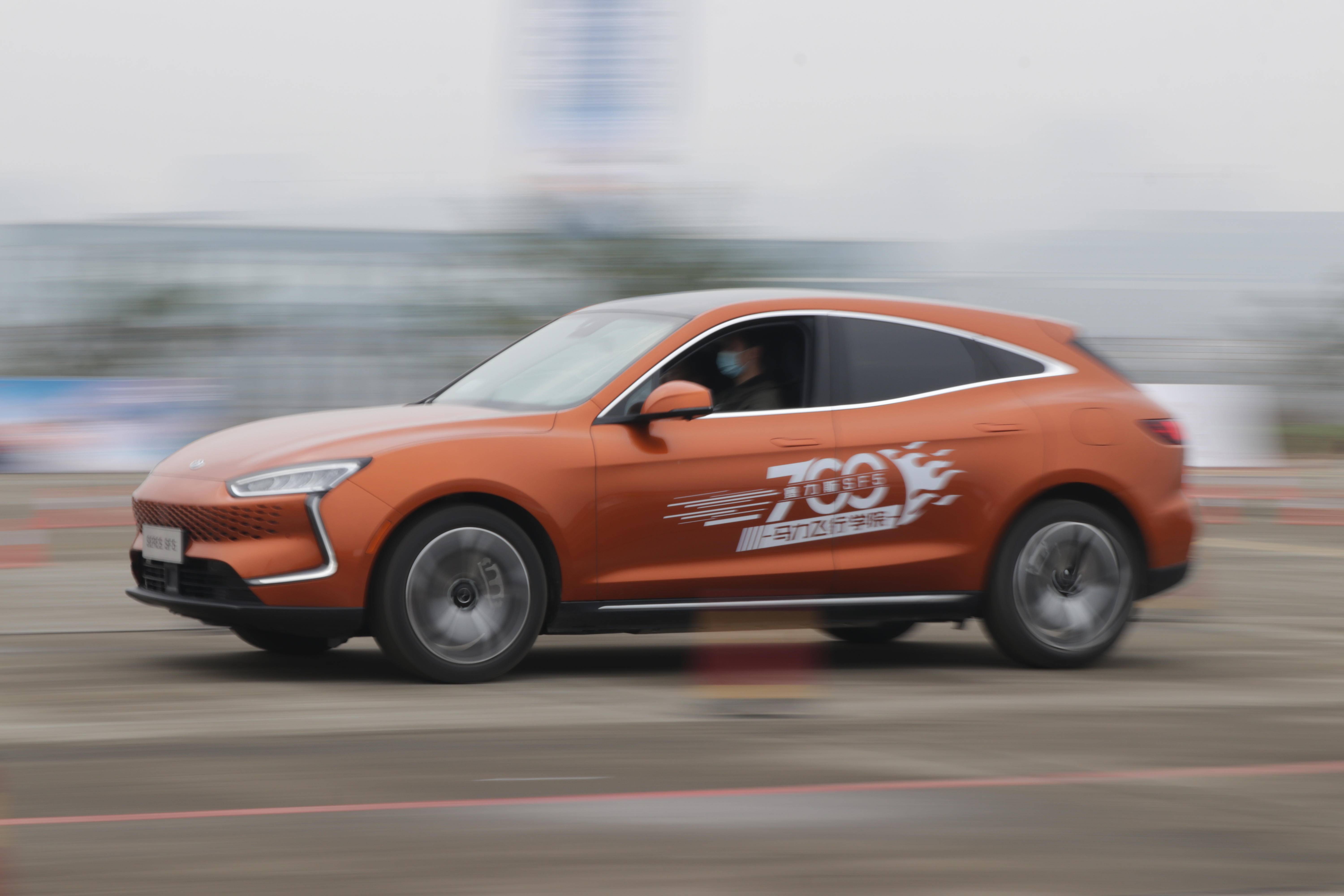 让性能车主欲哭无泪：这车700马力，才33万