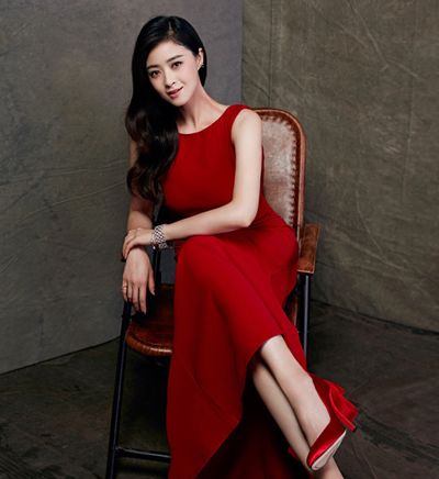 蒋欣现身机场，与助理勾肩搭背，看到她的身材：又胖了一大圈