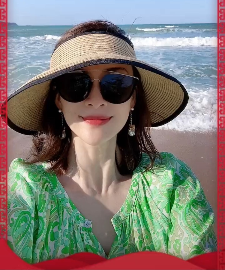 三亞偶遇章子怡，母女三人牽手同行溫馨有愛，醒寶俏皮可愛心情好